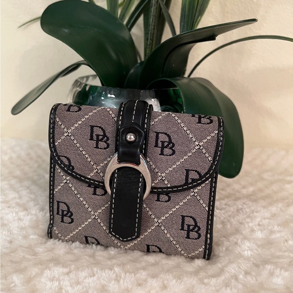 Dooney & Bourke Accessories - 🩷Vintage Dooney & Bourke wallet💚